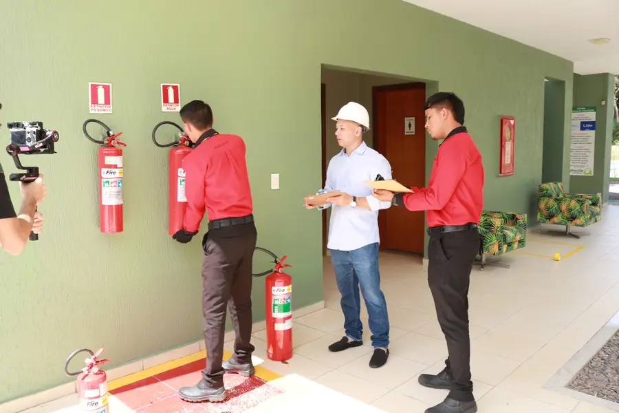 Equipe e-Fire inspecionando extintores instalados no cliente