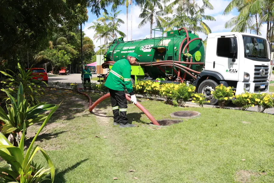 Caminhão hidrovácuo e-SAN em esgotamento